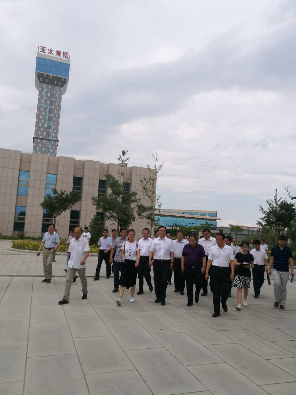 國務院第十八督查組一行參觀考察蘭州新區(qū)亞太伊士頓電梯廠