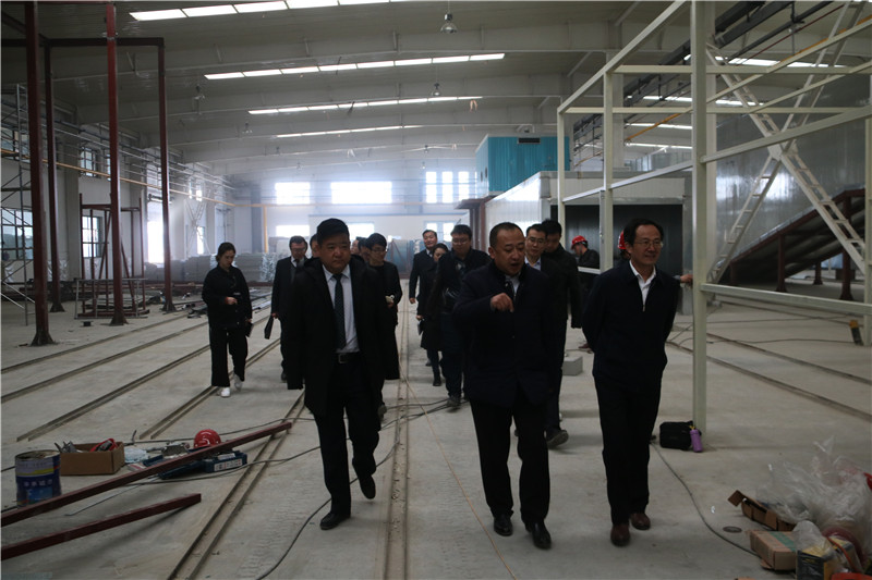 蘭州市委常委、新區(qū)黨工委書記楊建忠參觀考察工貿(mào)集團三廠建設(shè)情況