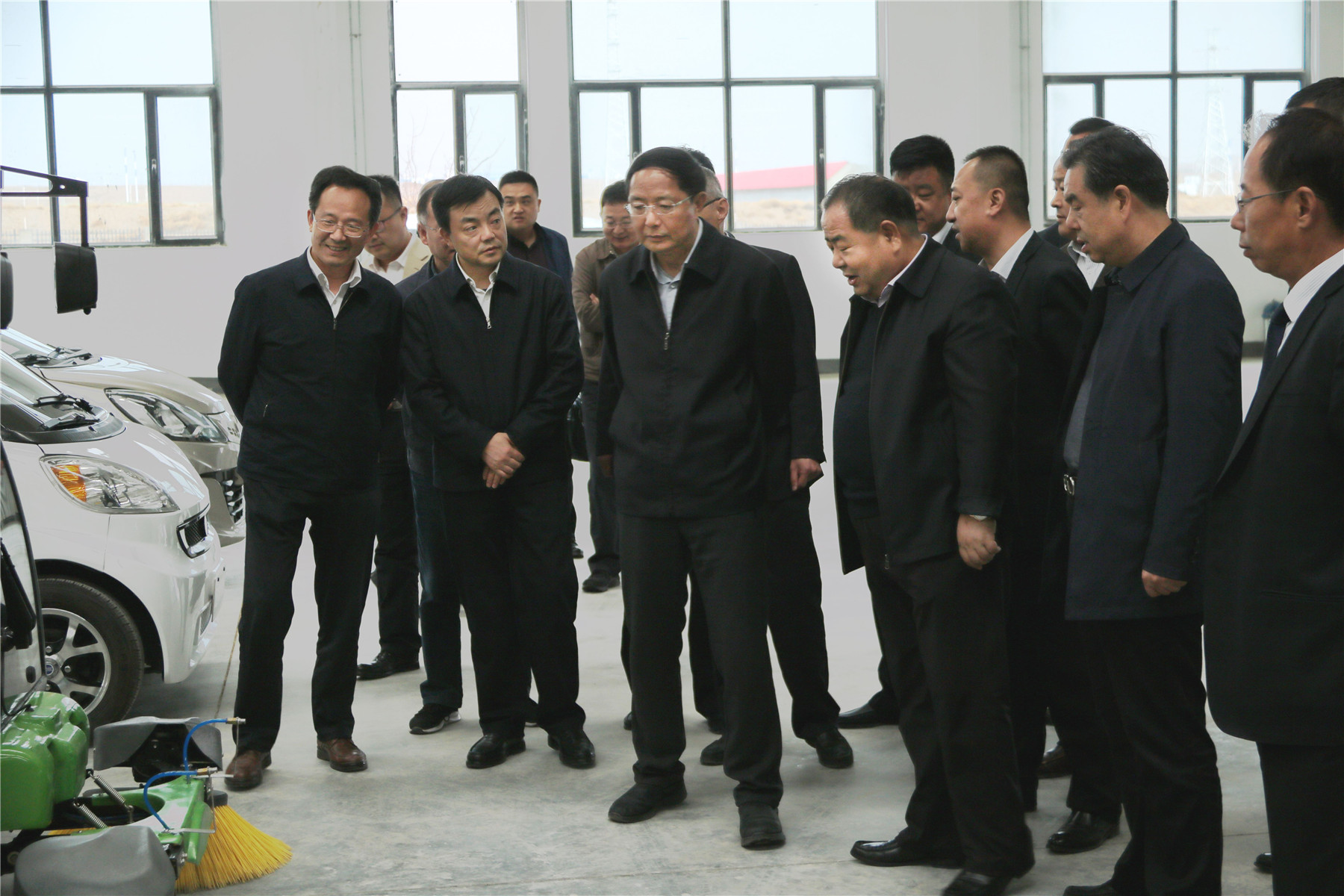 甘肅省政協(xié)主席、黨組書記歐陽堅一行蒞臨蘭州新區(qū)“亞太伊士頓電梯”廠、 “亞太新能源汽車”廠參觀考察！