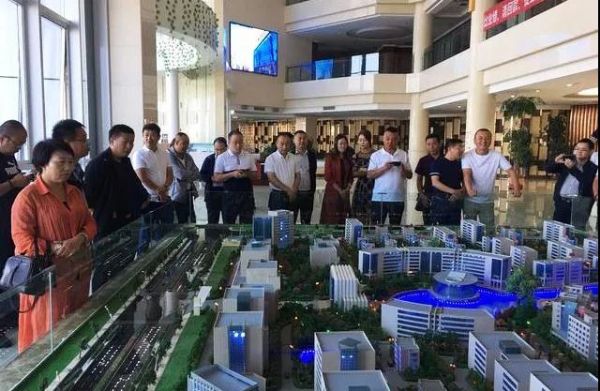 甘肅省五縣區(qū)工商聯(lián)會(huì)員企業(yè)家參觀考察新區(qū)“亞太三廠”及“亞太世貿(mào)廣場”項(xiàng)目